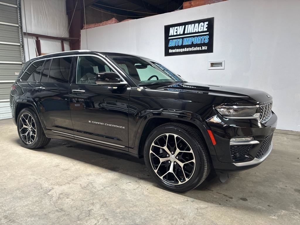 Used 2023 Jeep Grand Cherokee Summit AWD/4WD image 9