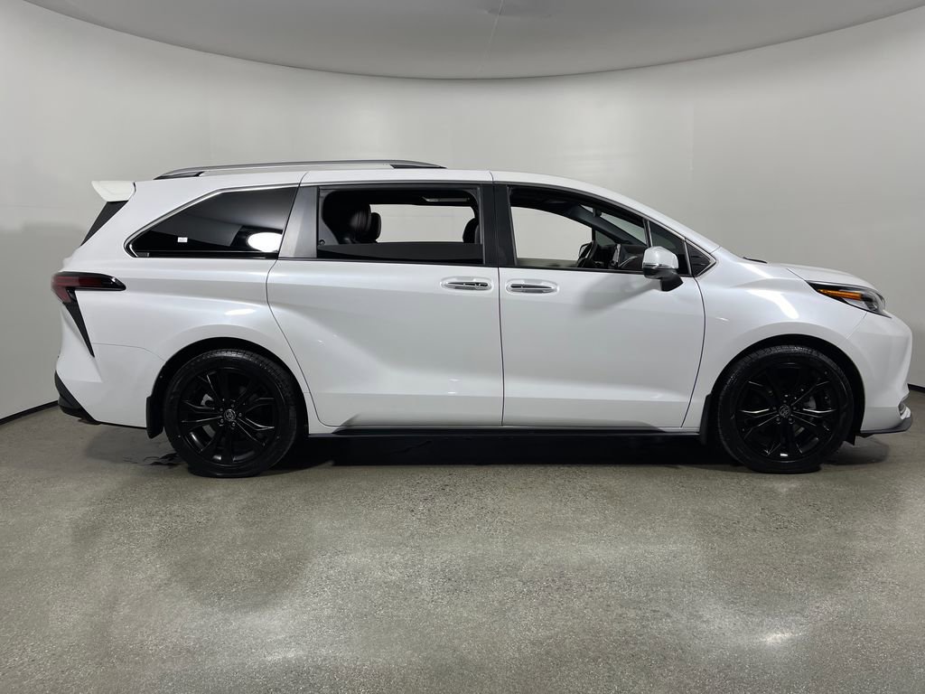 Certified 2023 Toyota Sienna Platinum image 2