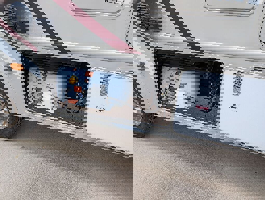 Used 2014 Ford F550 2WD Regular Cab Super Duty image 27