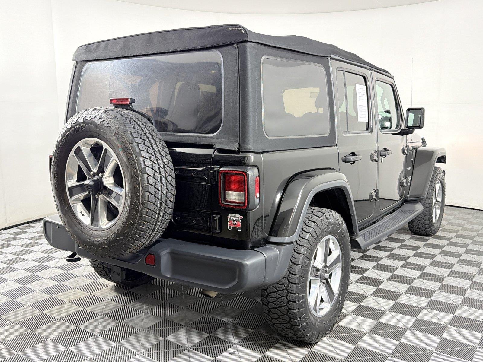 Used 2018 Jeep Wrangler Unlimited Sahara AWD/4WD image 6
