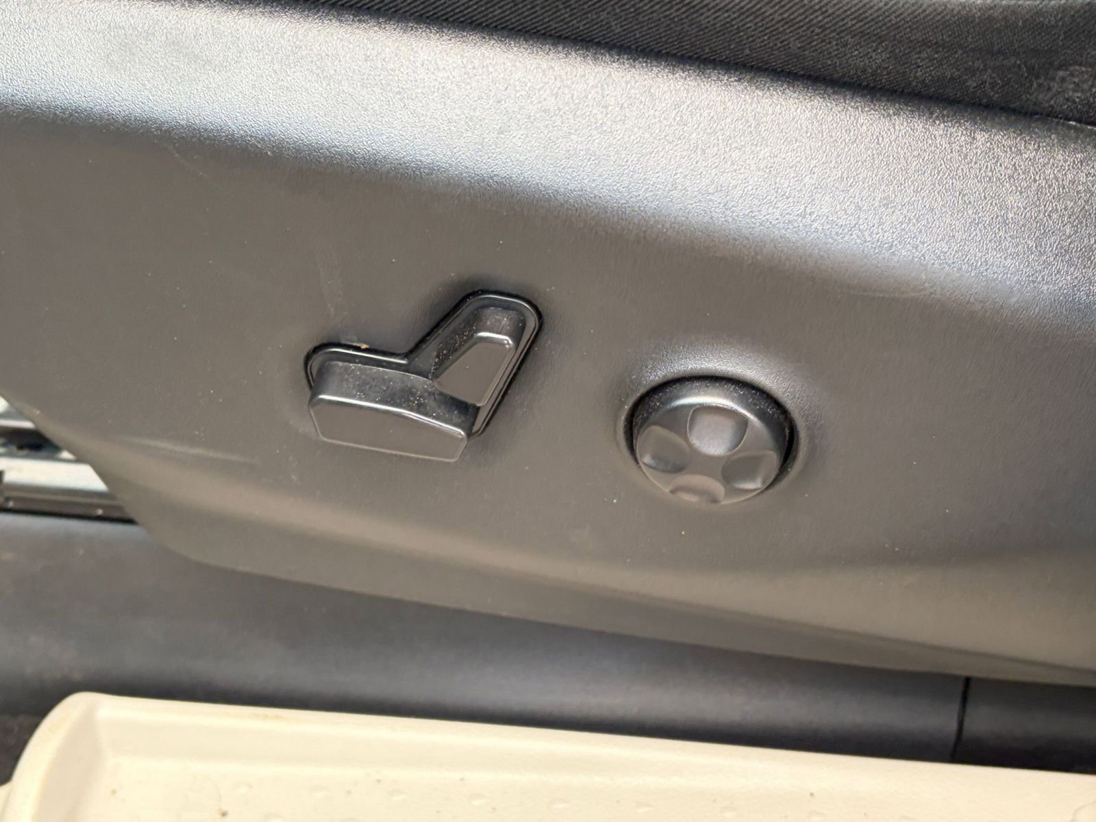 Used 2024 Chrysler Pacifica Touring-L FWD image 23