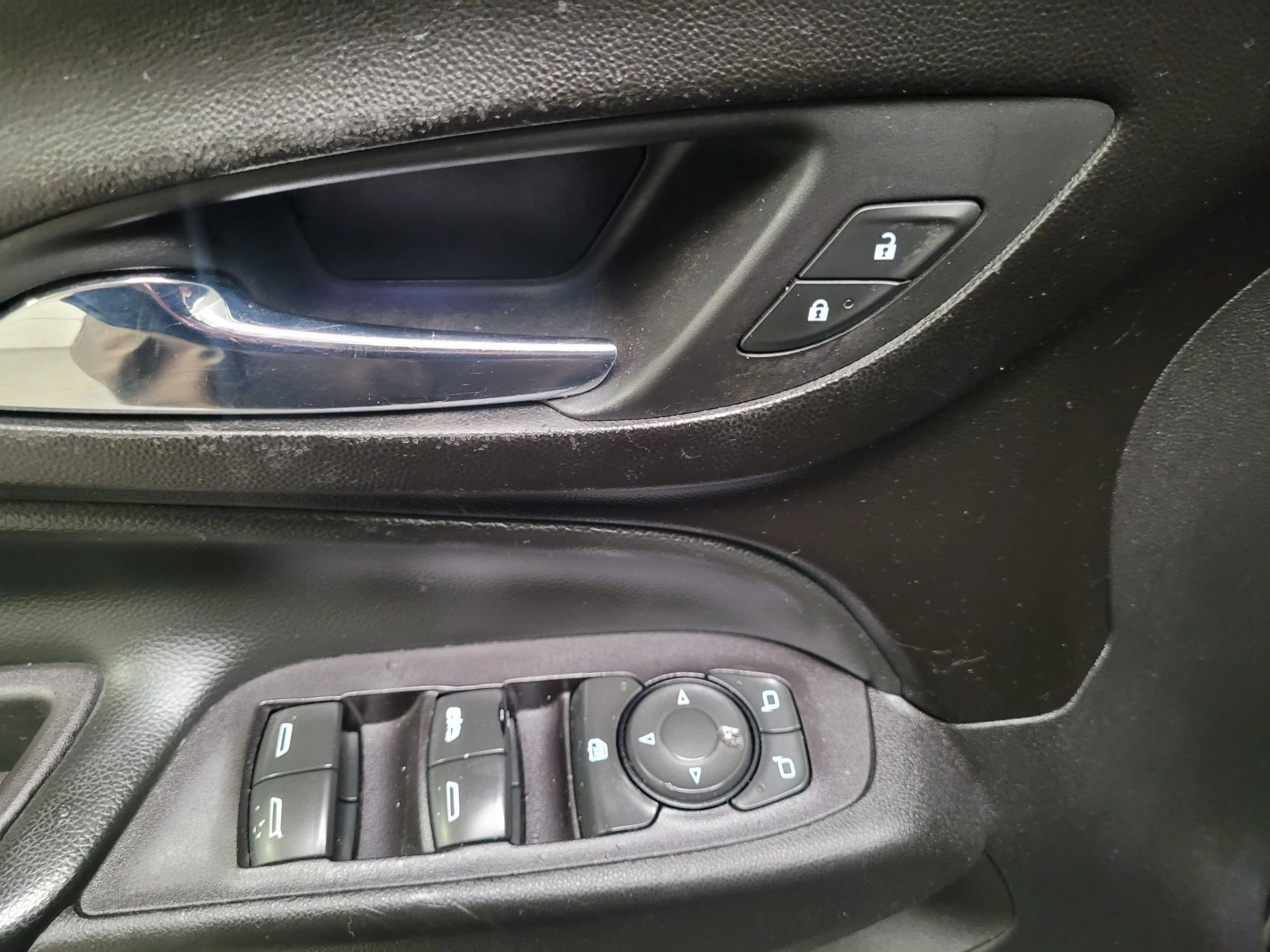 Used 2018 Chevrolet Equinox LT FWD image 16