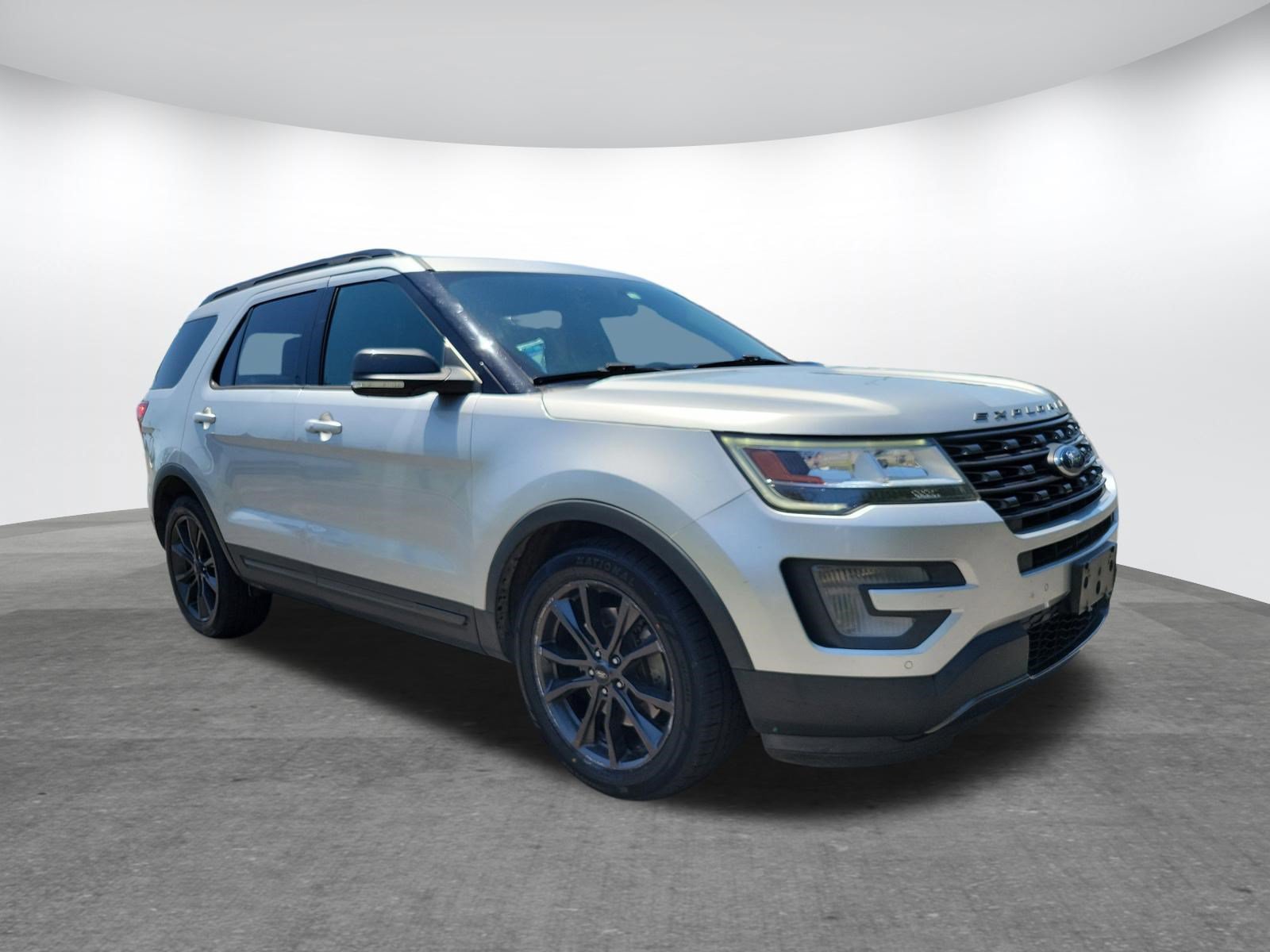 Used 2017 Ford Explorer XLT w/ Equipment Group 202A FWD image 24