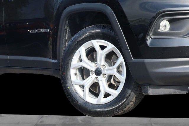 Used 2025 Jeep Compass Latitude w/ Sun & Sound Group image 3