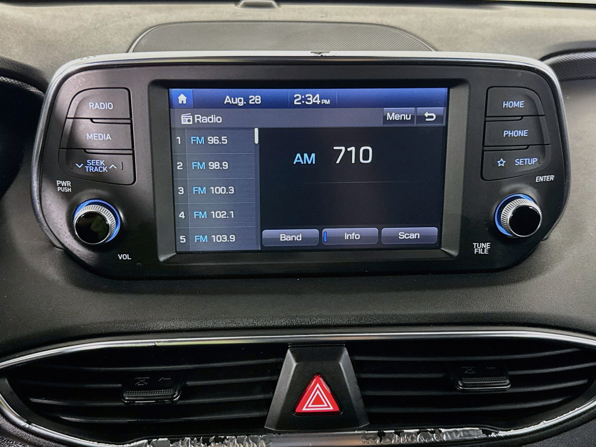 Used 2019 Hyundai Santa Fe SE AWD/4WD image 16