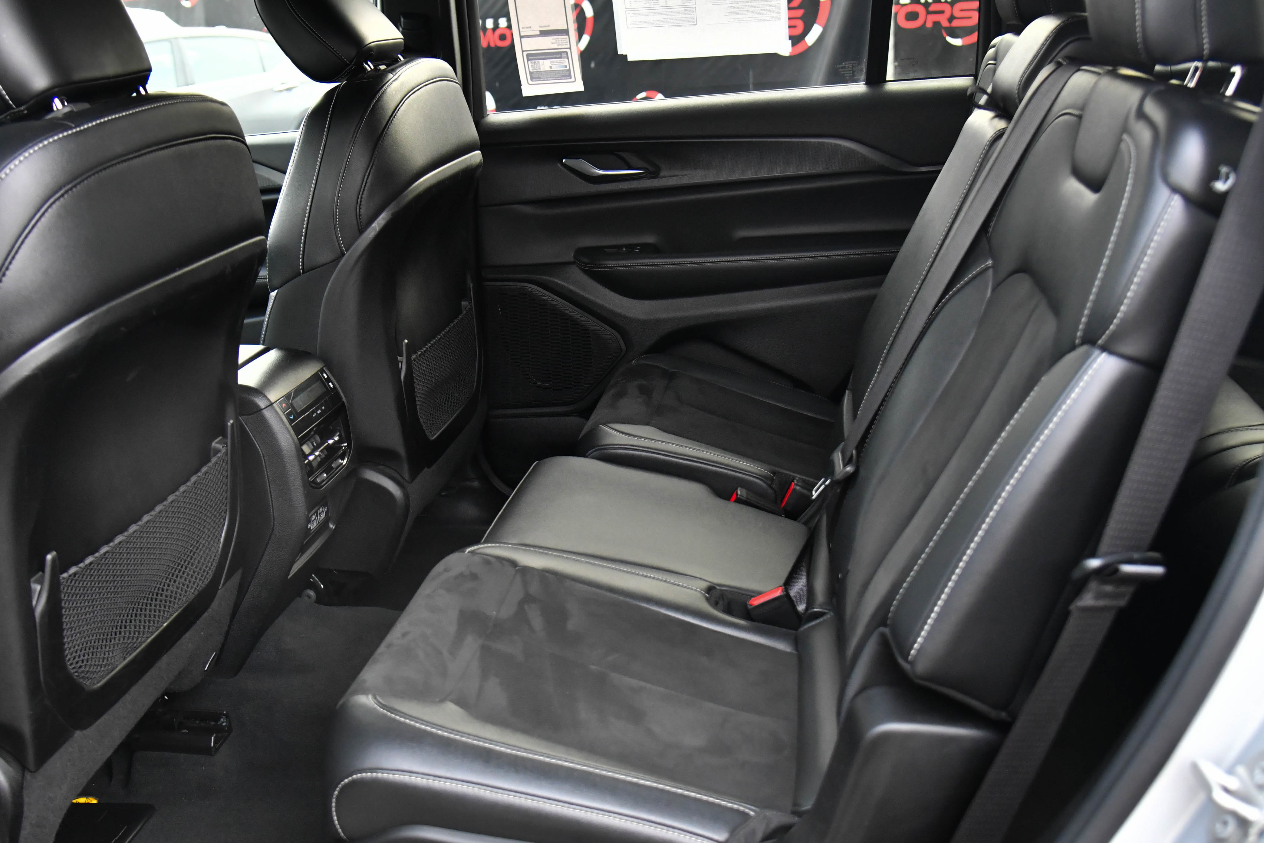 Used 2024 Jeep Grand Cherokee L Laredo image 39