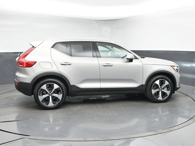 Used 2025 Volvo XC40 B5 Plus AWD/4WD image 9