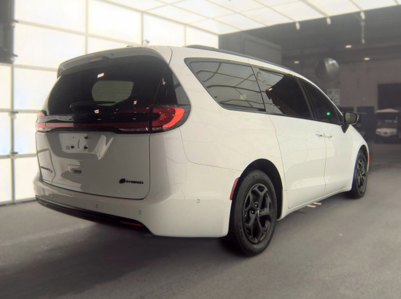 Used 2024 Chrysler Pacifica Premium FWD video 3