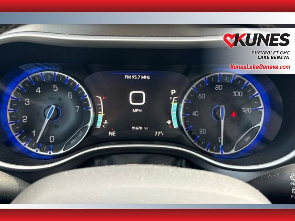Used 2024 Chrysler Pacifica Touring-L FWD image 4
