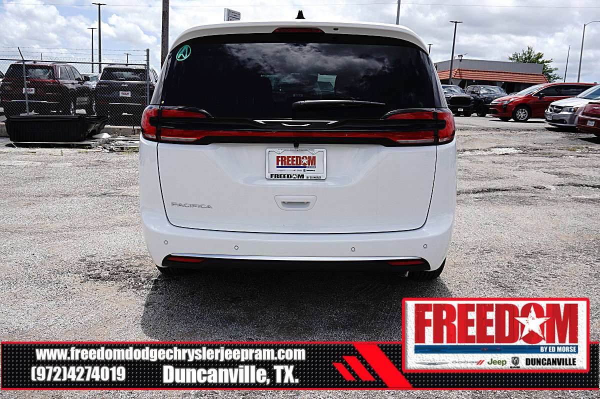New 2027 Chrysler Pacifica Select FWD image 4