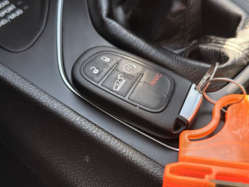 Used 2019 Jeep Cherokee Latitude Plus w/ Comfort/Convenience Group image 37