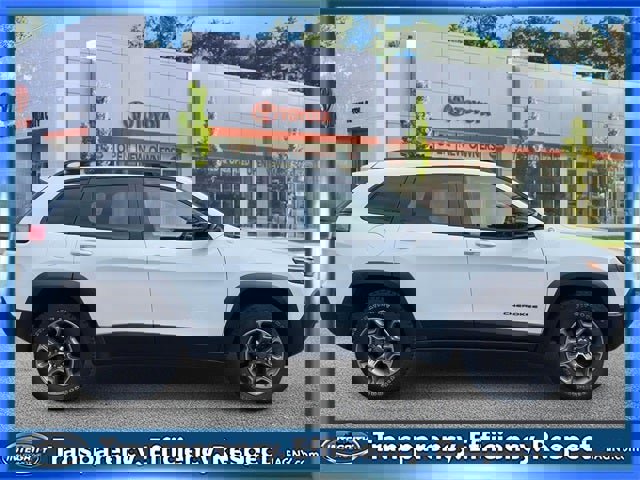 Used 2022 Jeep Cherokee Trailhawk image 2