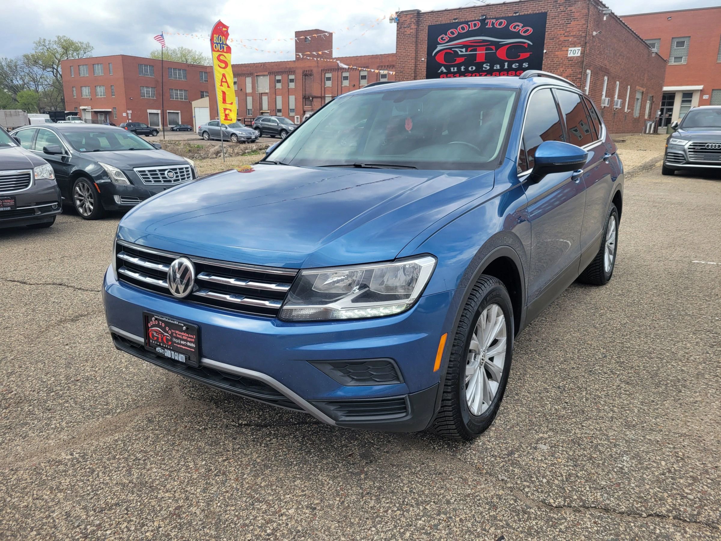 Used 2019 Volkswagen Tiguan SE w/ Panoramic Sunroof Package FWD image 2