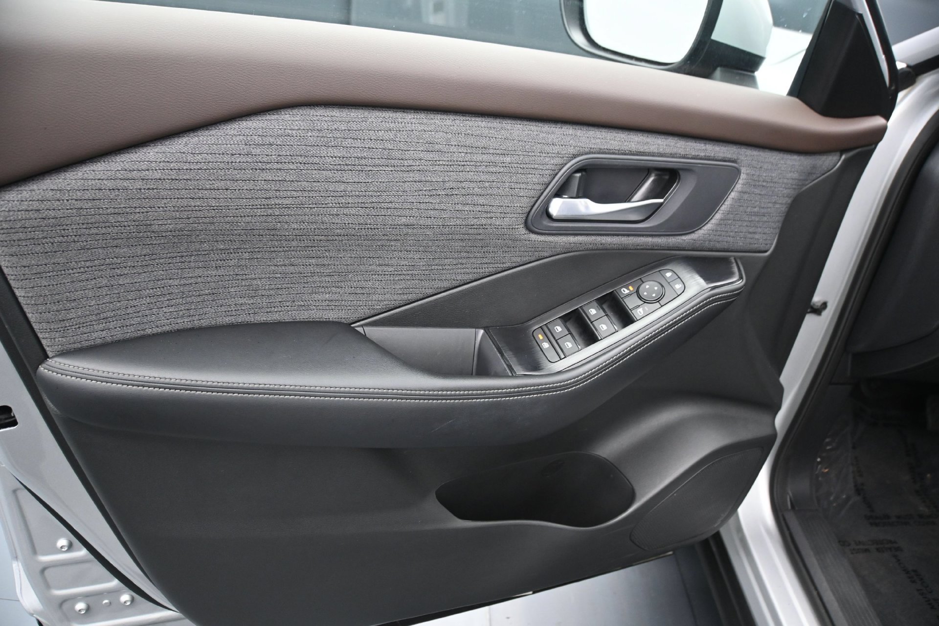 Used 2023 Nissan Rogue SV AWD/4WD image 17