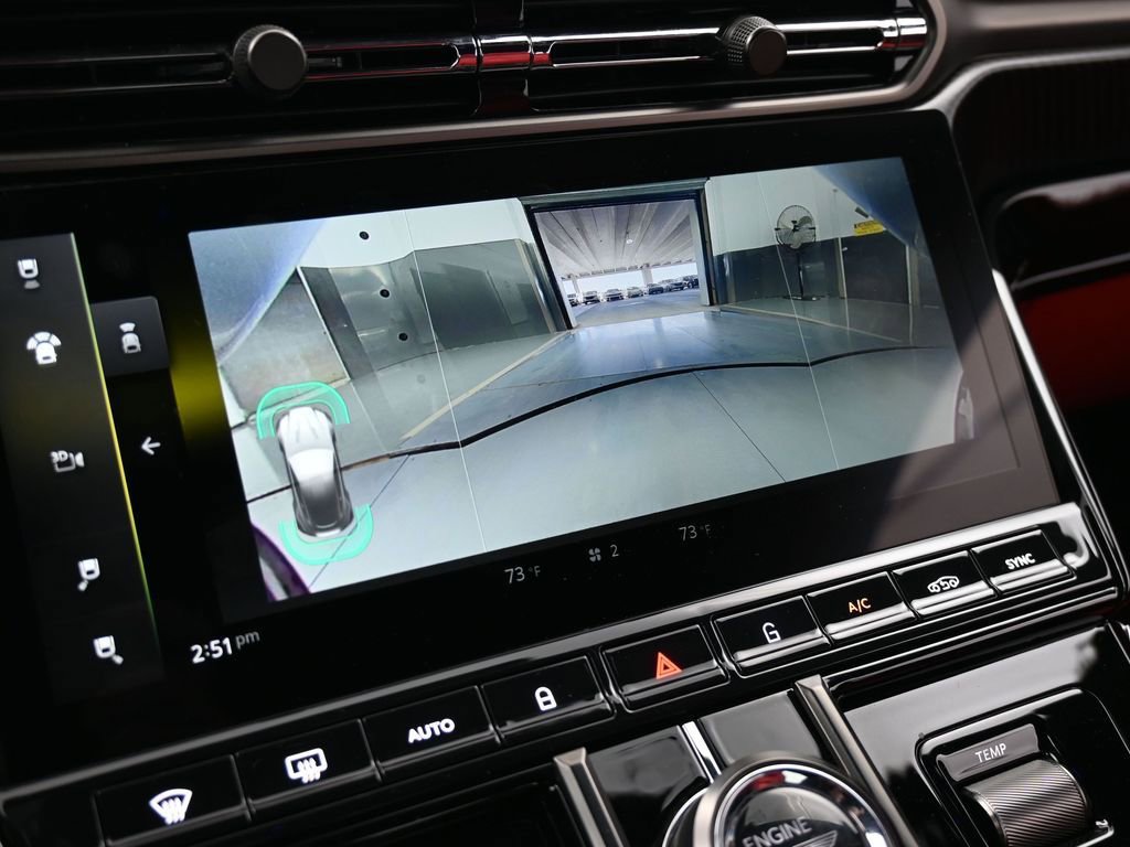 Used 2025 Aston Martin V8 Vantage Coupe image 29