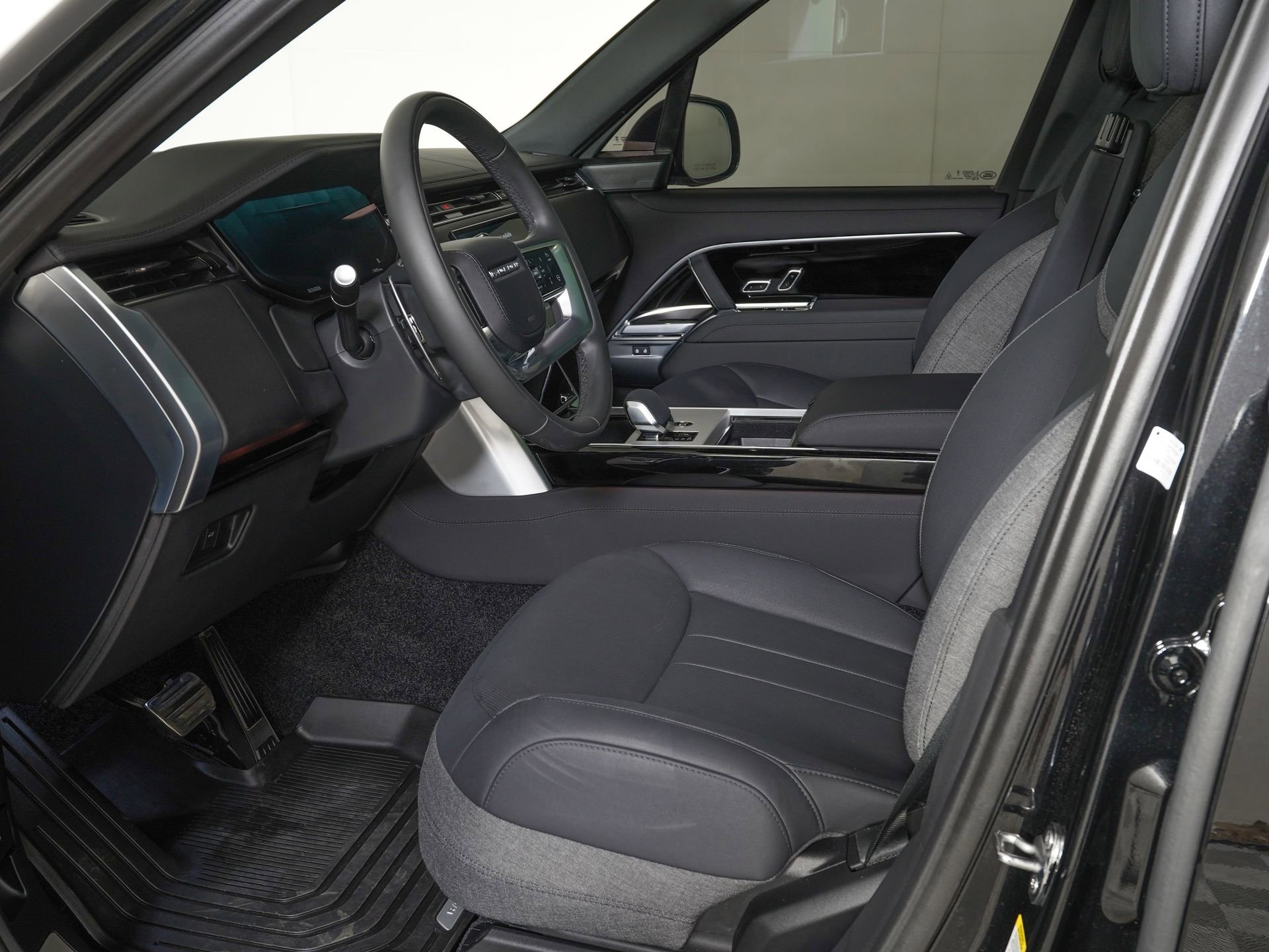 Used 2025 Land Rover Range Rover SE AWD/4WD image 14