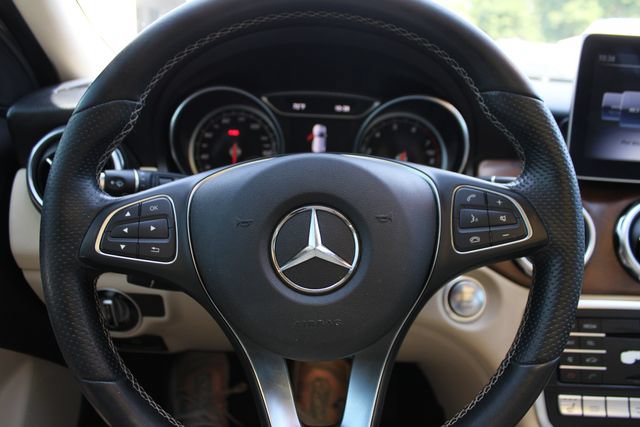 Used 2020 Mercedes-Benz GLA 250 4MATIC w/ Premium Package image 10
