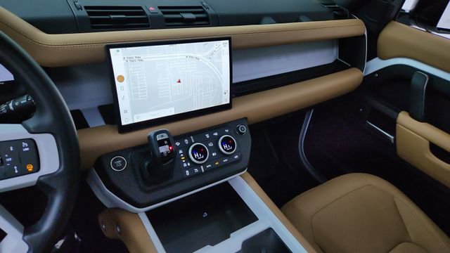 Used 2025 Land Rover Defender 90 X-Dynamic SE image 37