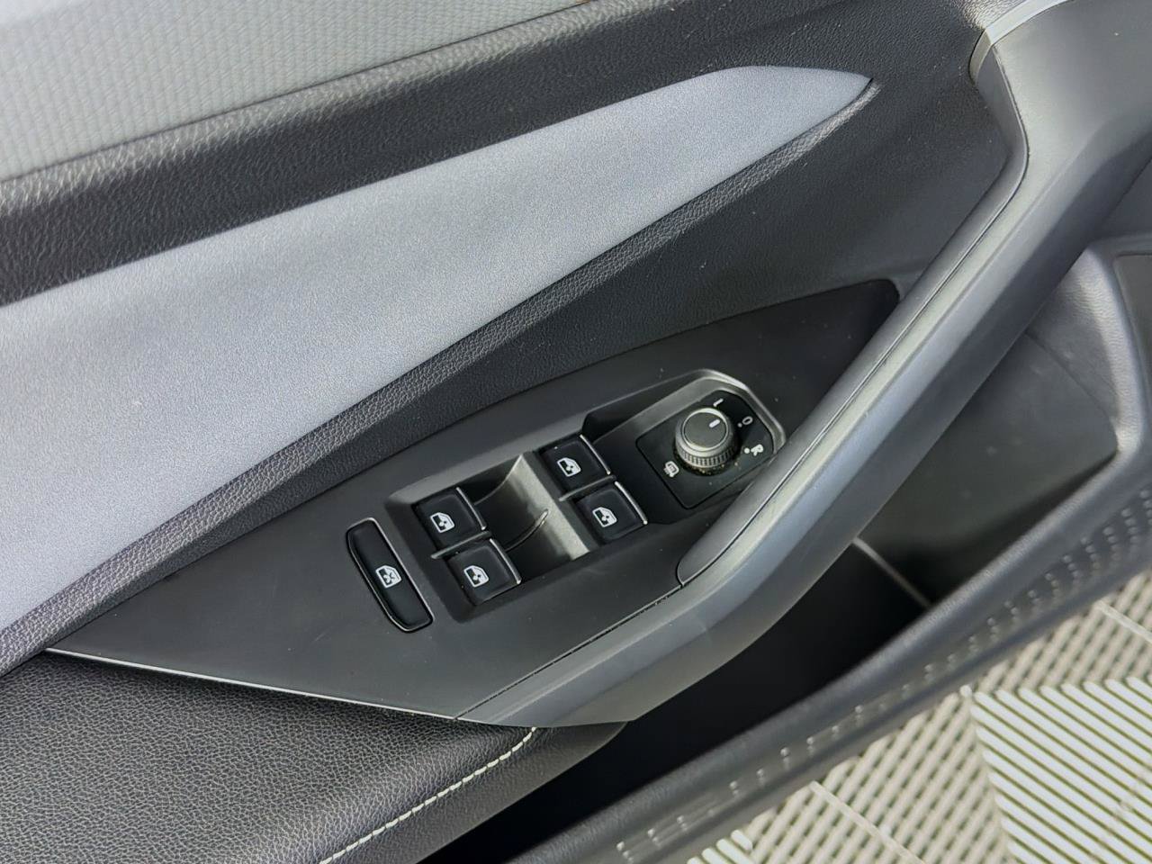 Used 2025 Volkswagen Jetta SE FWD image 21