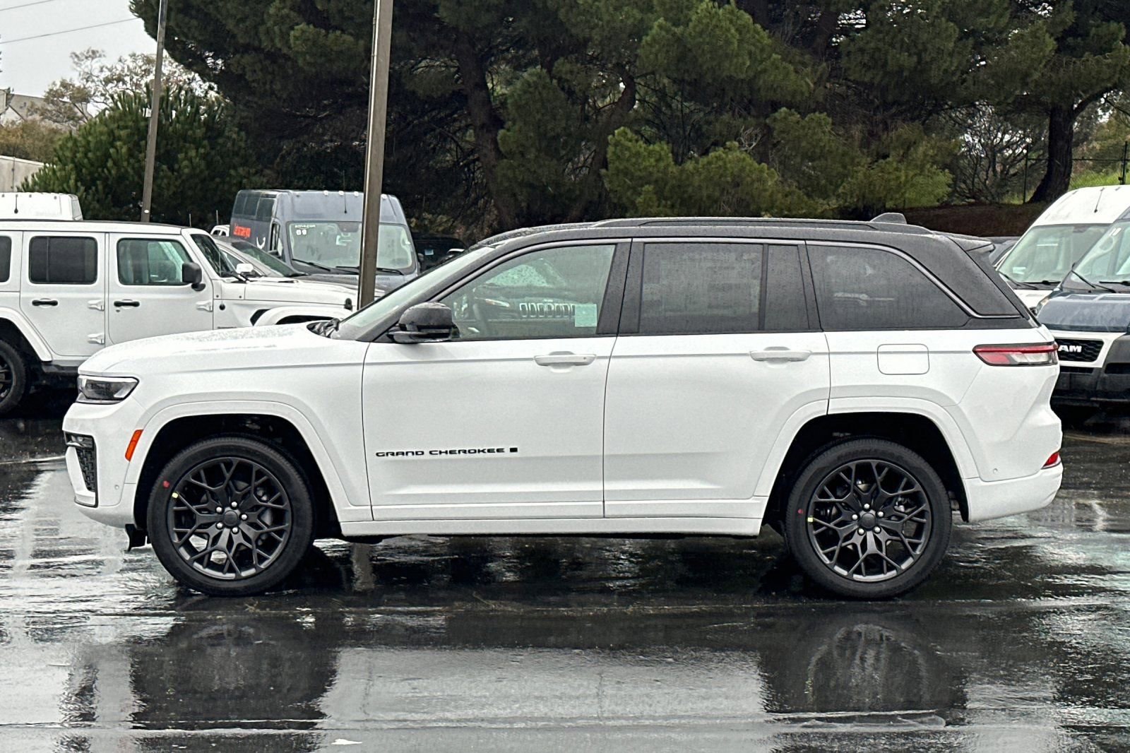 New 2026 Jeep Grand Cherokee Summit image 7