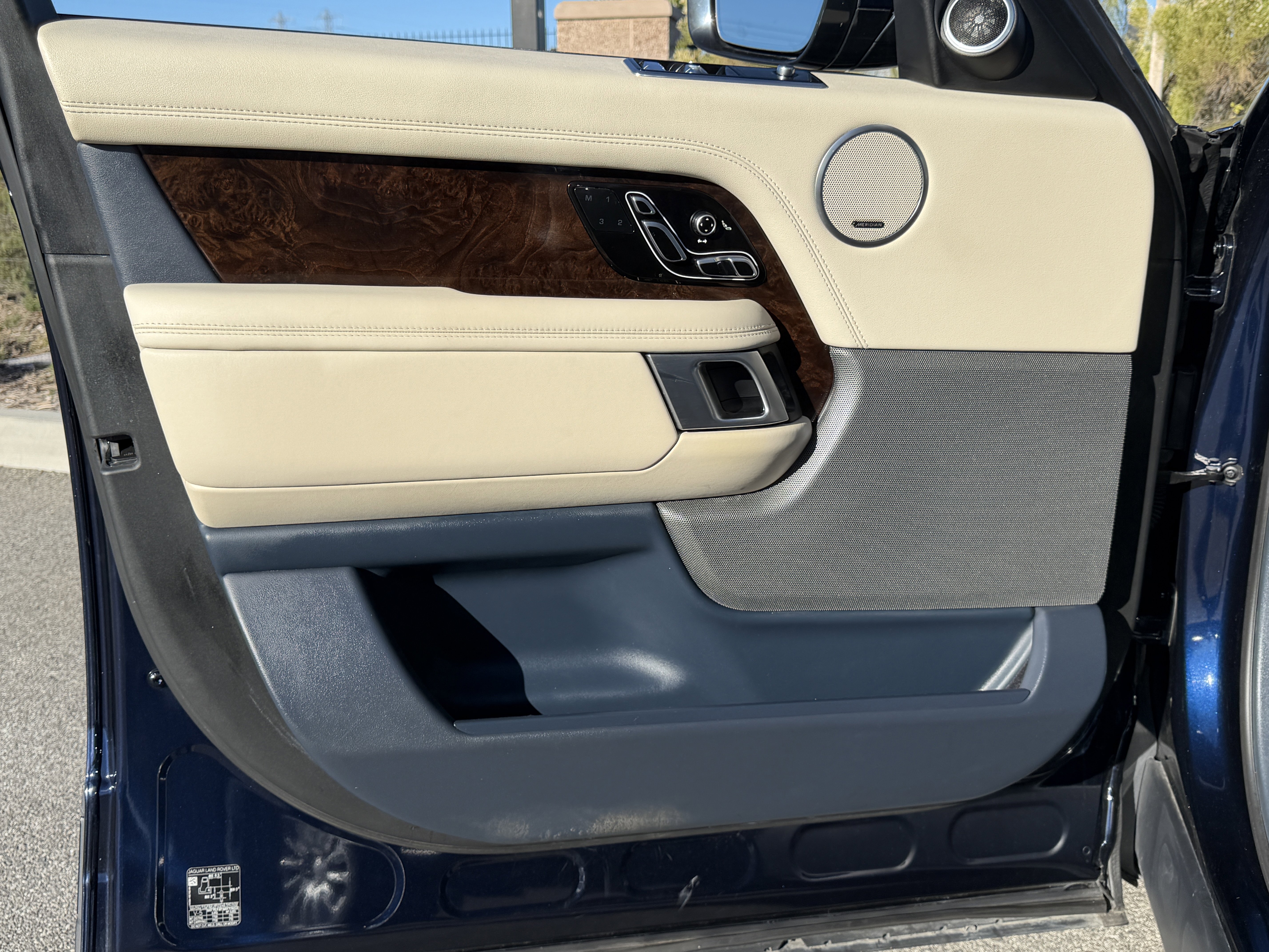 Used 2020 Land Rover Range Rover HSE image 16