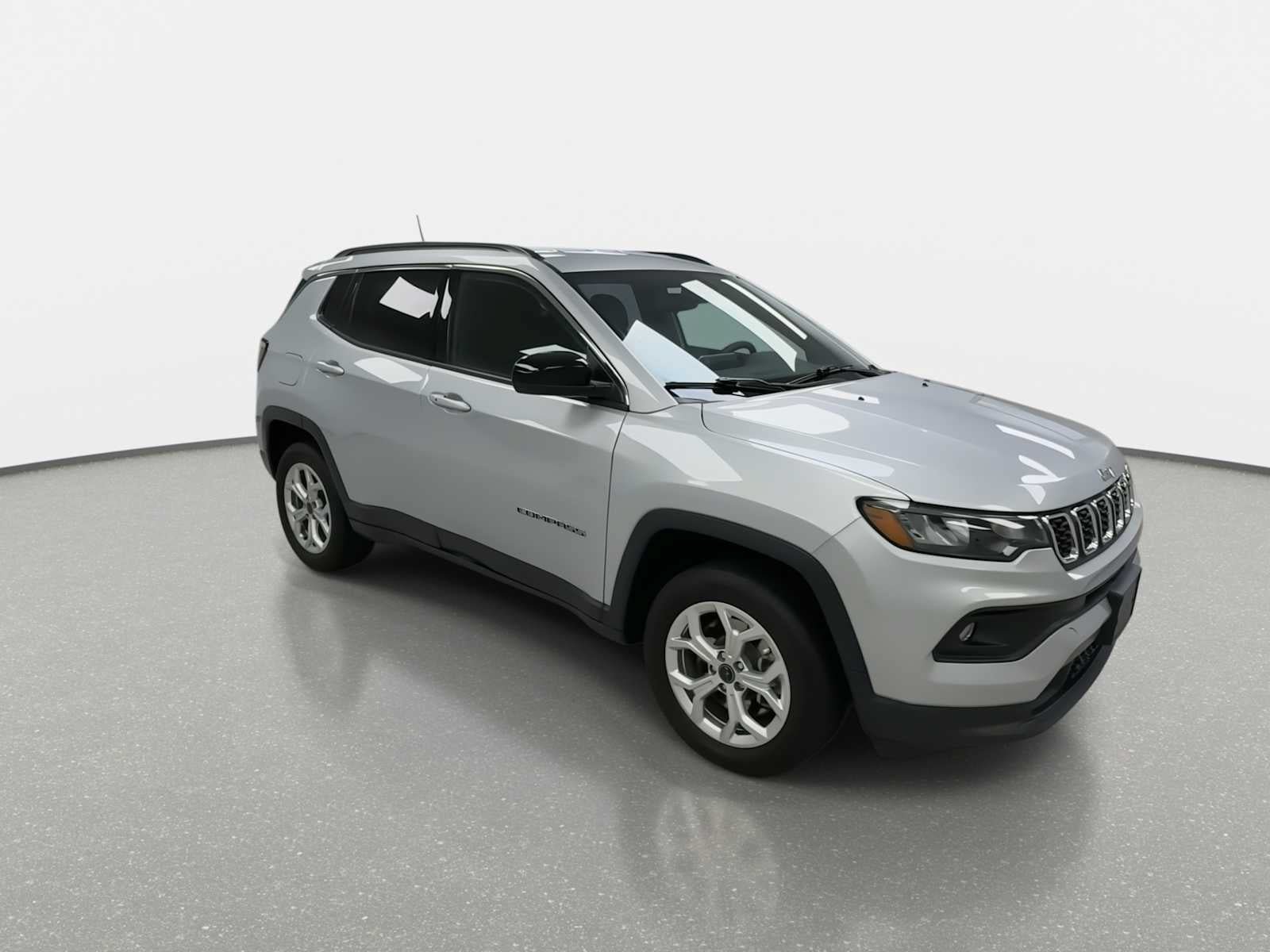 Used 2025 Jeep Compass Latitude AWD/4WD image 2