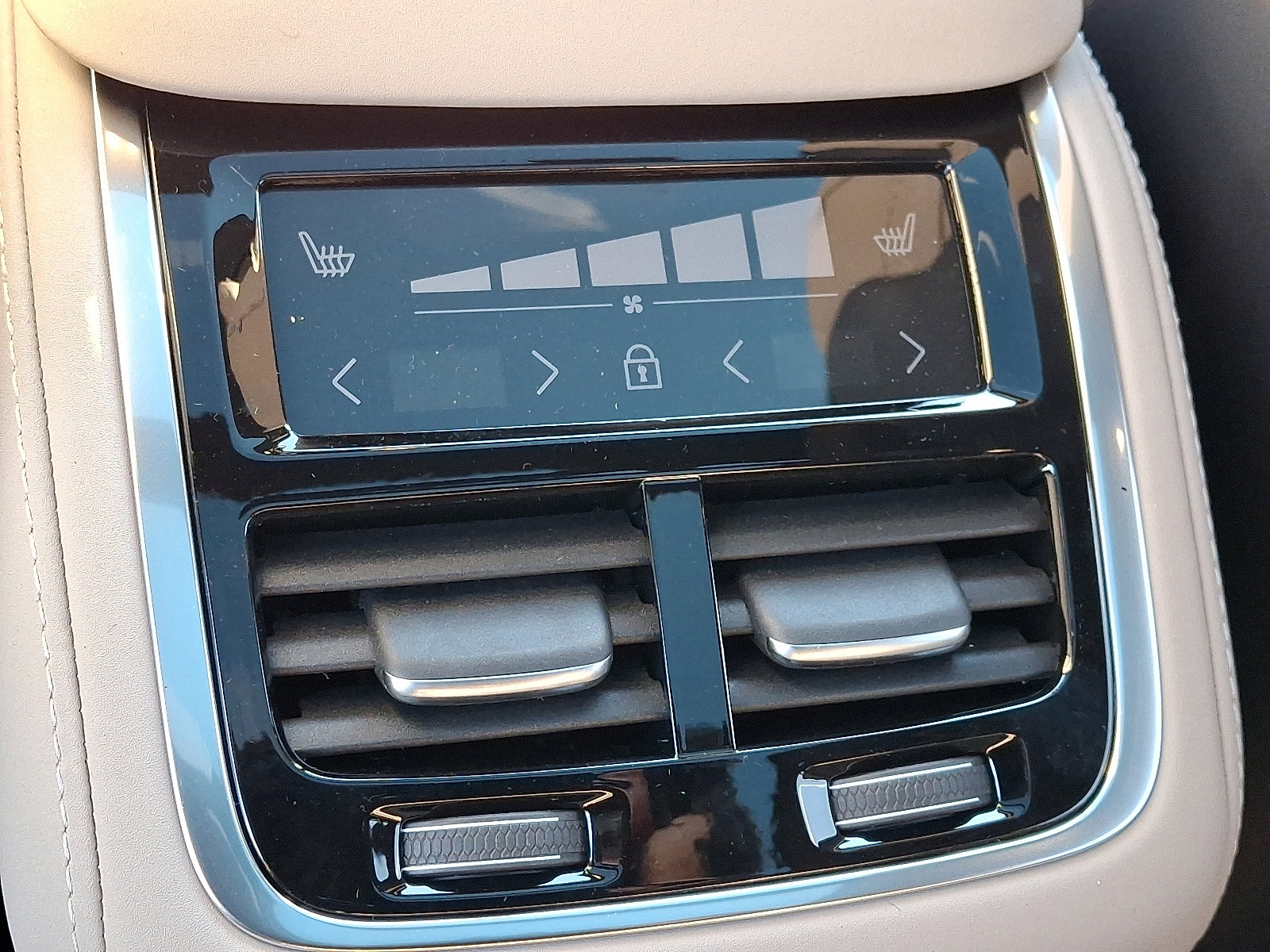 New 2026 Volvo XC90 B6 Plus w/ Protection Package Premier image 7