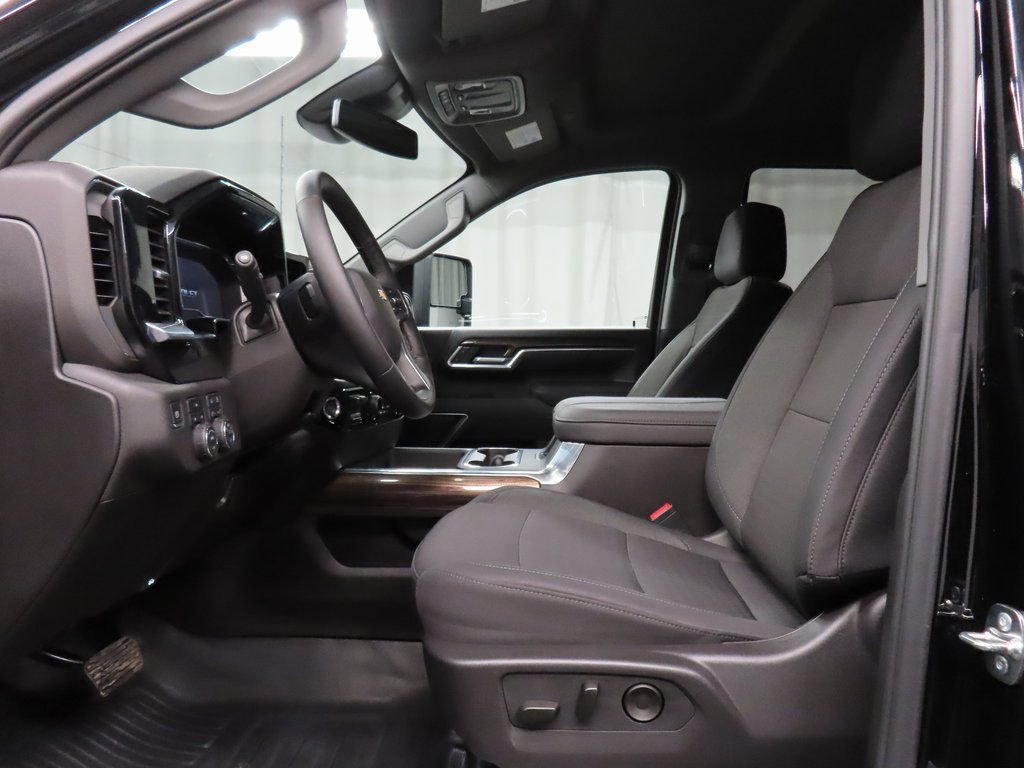 Used 2025 Chevrolet Silverado 2500 LT image 9