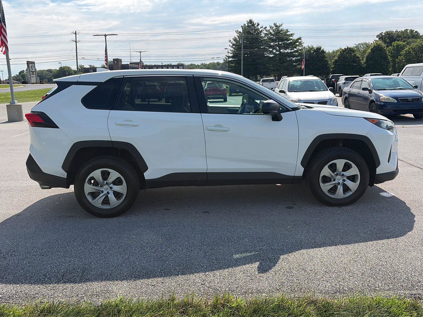 Used 2022 Toyota RAV4 LE FWD image 4