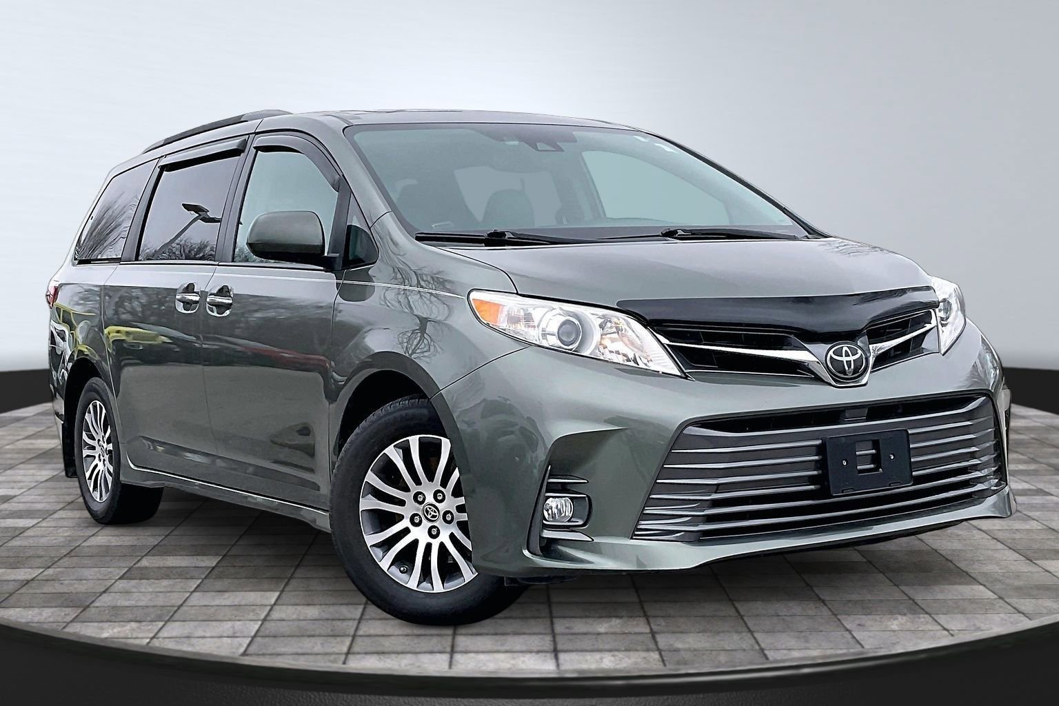 Used 2020 Toyota Sienna XLE w/ XLE Navigation Package image 10