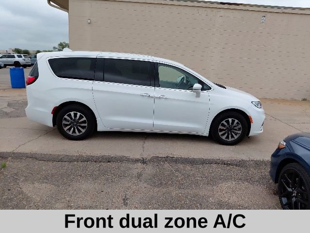 Used 2022 Chrysler Pacifica Touring-L image 3