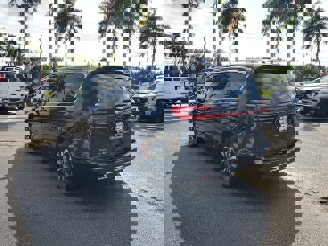 Used 2024 Chrysler Pacifica Select image 3