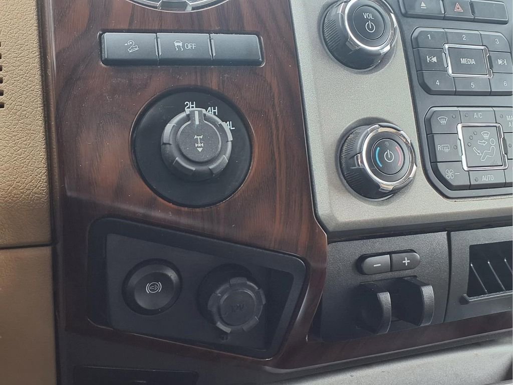 Used 2015 Ford F250 Lariat w/ Lariat Interior Package AWD/4WD image 10