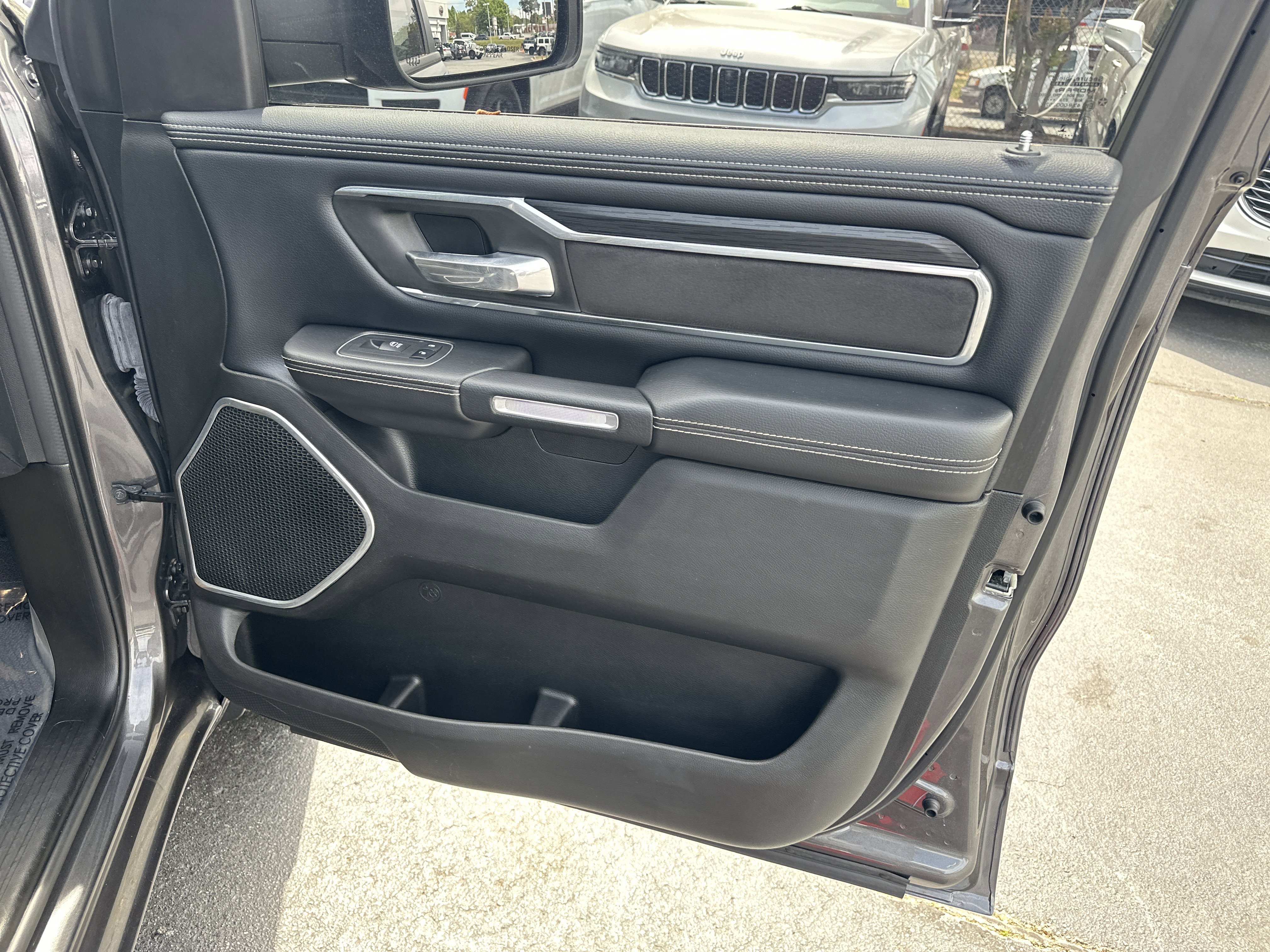 Used 2023 RAM 1500 Laramie AWD/4WD image 18