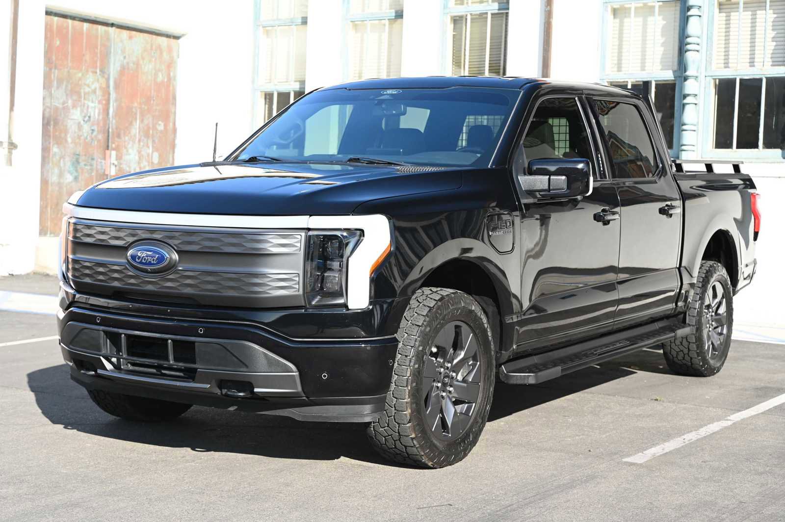 Used 2022 Ford F150 Lightning Lariat image 3