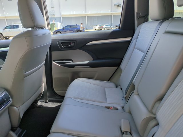 Used 2019 Toyota Highlander Plus FWD image 17