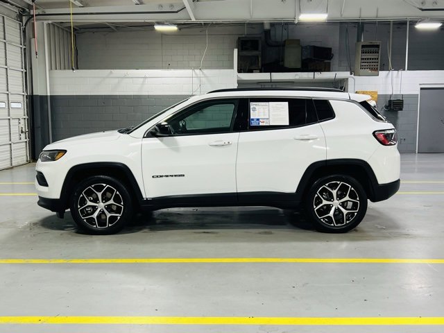 Used 2024 Jeep Compass Latitude image 14