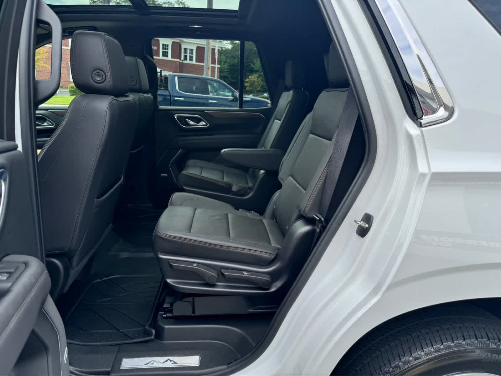 Used 2023 Chevrolet Tahoe High Country AWD/4WD image 24