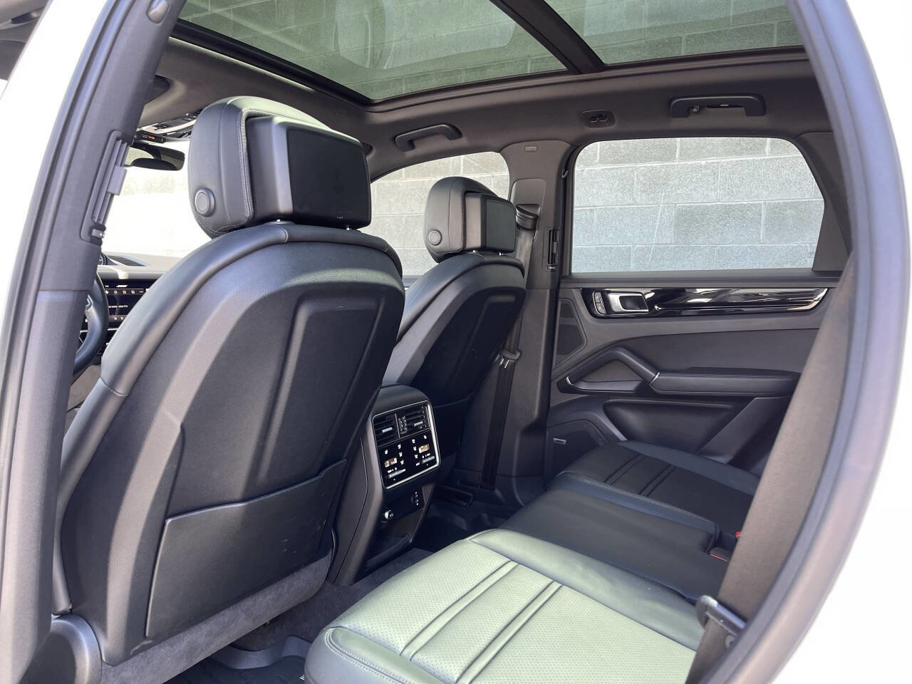 Used 2022 Porsche Cayenne AWD/4WD image 14