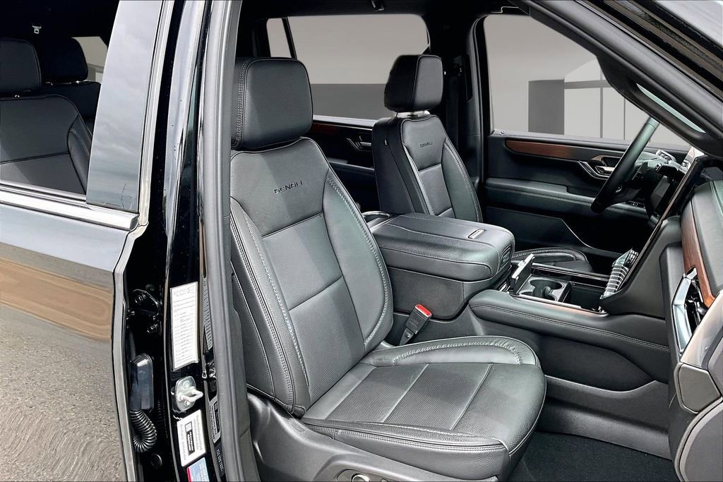 Used 2025 GMC Yukon XL Denali AWD/4WD image 7