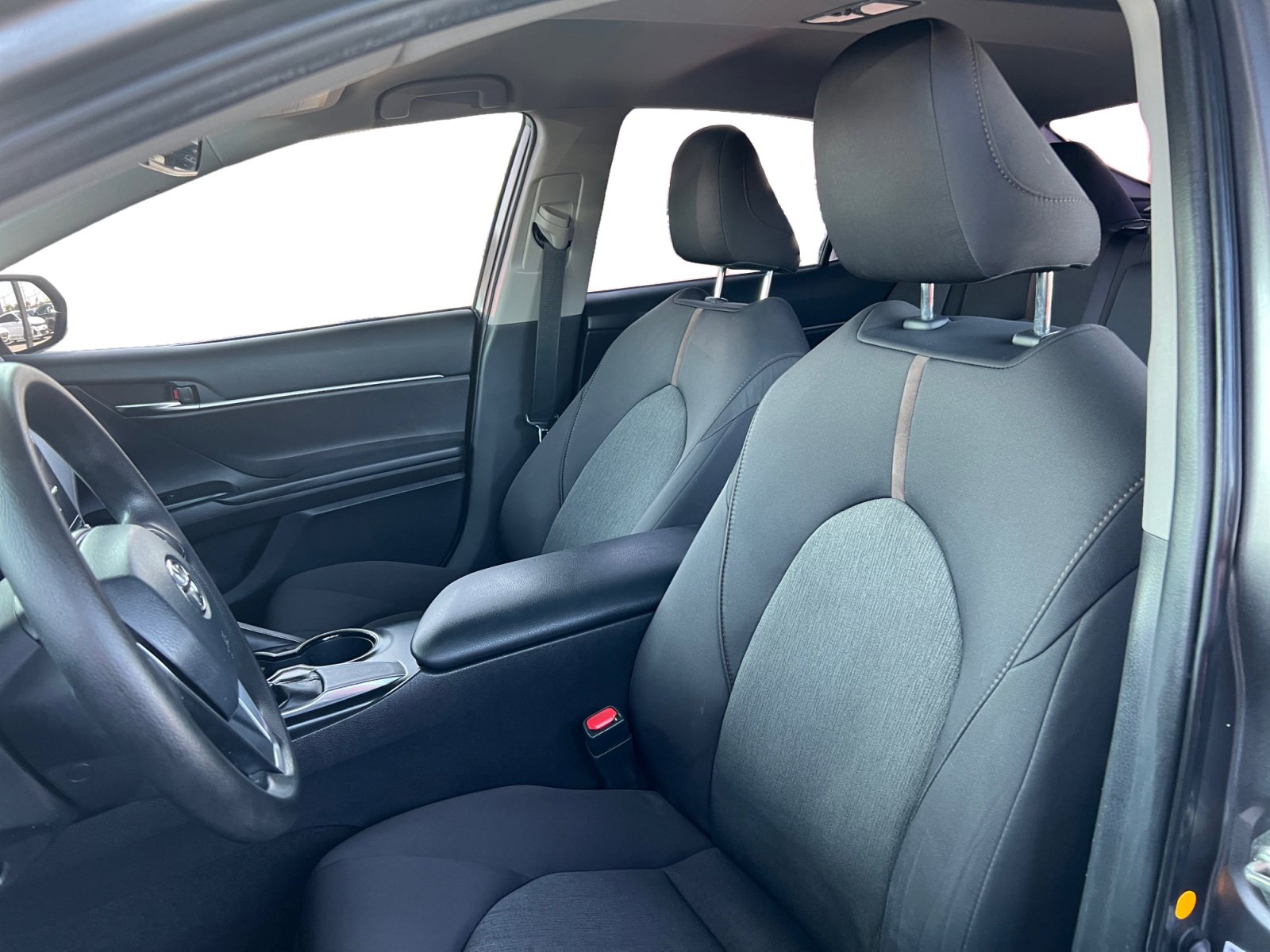 Used 2020 Toyota Camry LE image 10