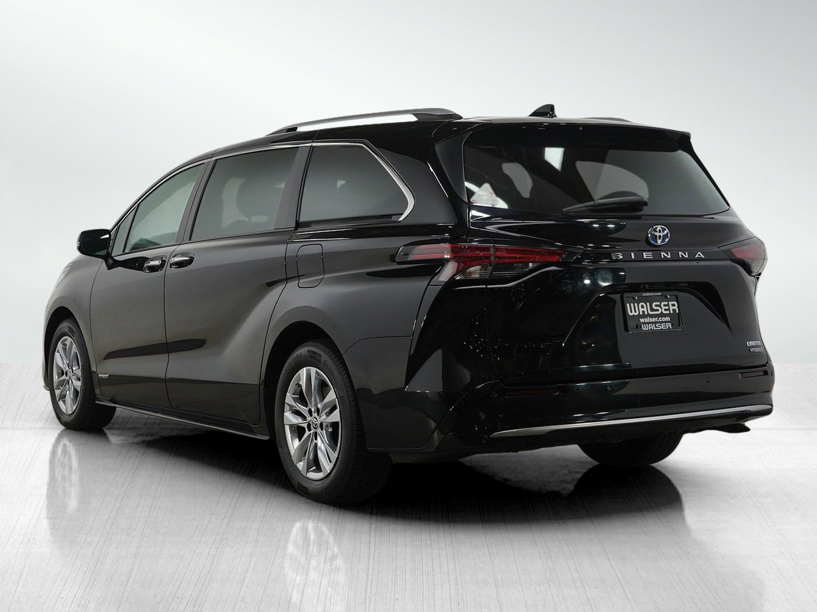 Used 2021 Toyota Sienna Limited image 3