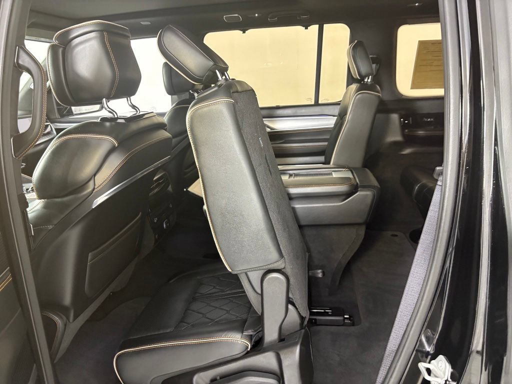 Used 2023 Jeep Grand Wagoneer Series III AWD/4WD image 15