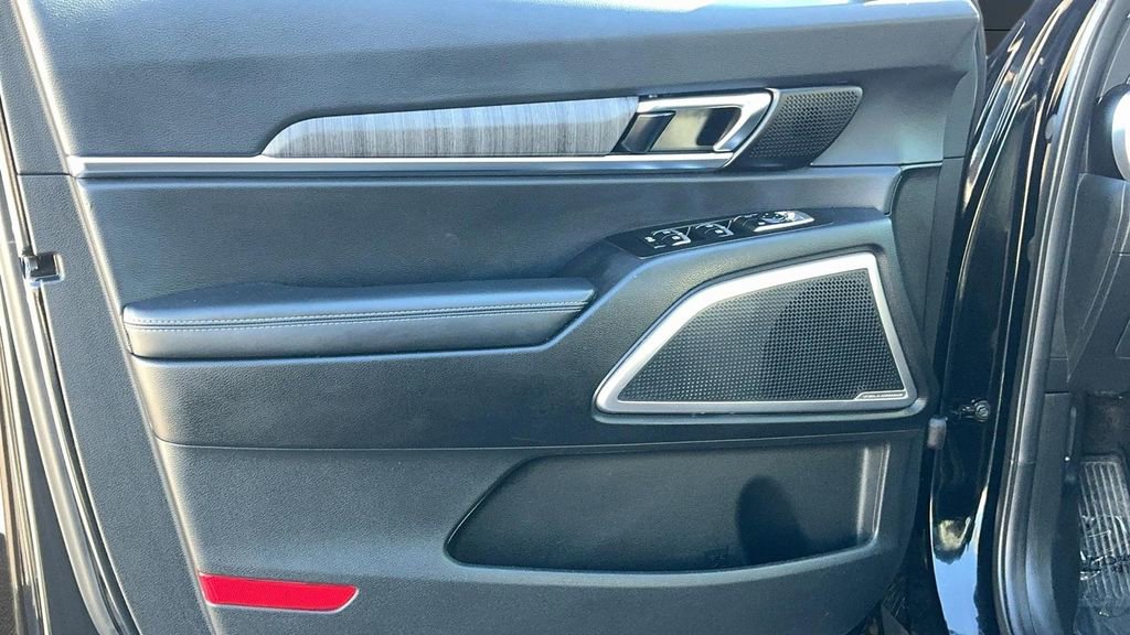 Used 2024 Kia Telluride EX w/ EX Captain's Chair Package FWD image 11