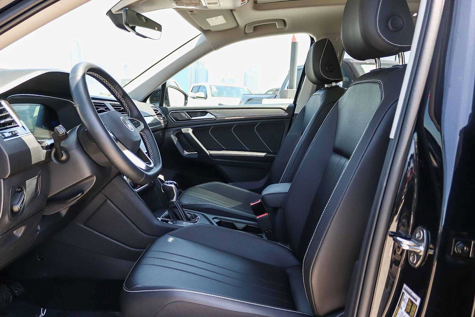 Used 2023 Volkswagen Tiguan SE w/ Panoramic Sunroof Package FWD image 17