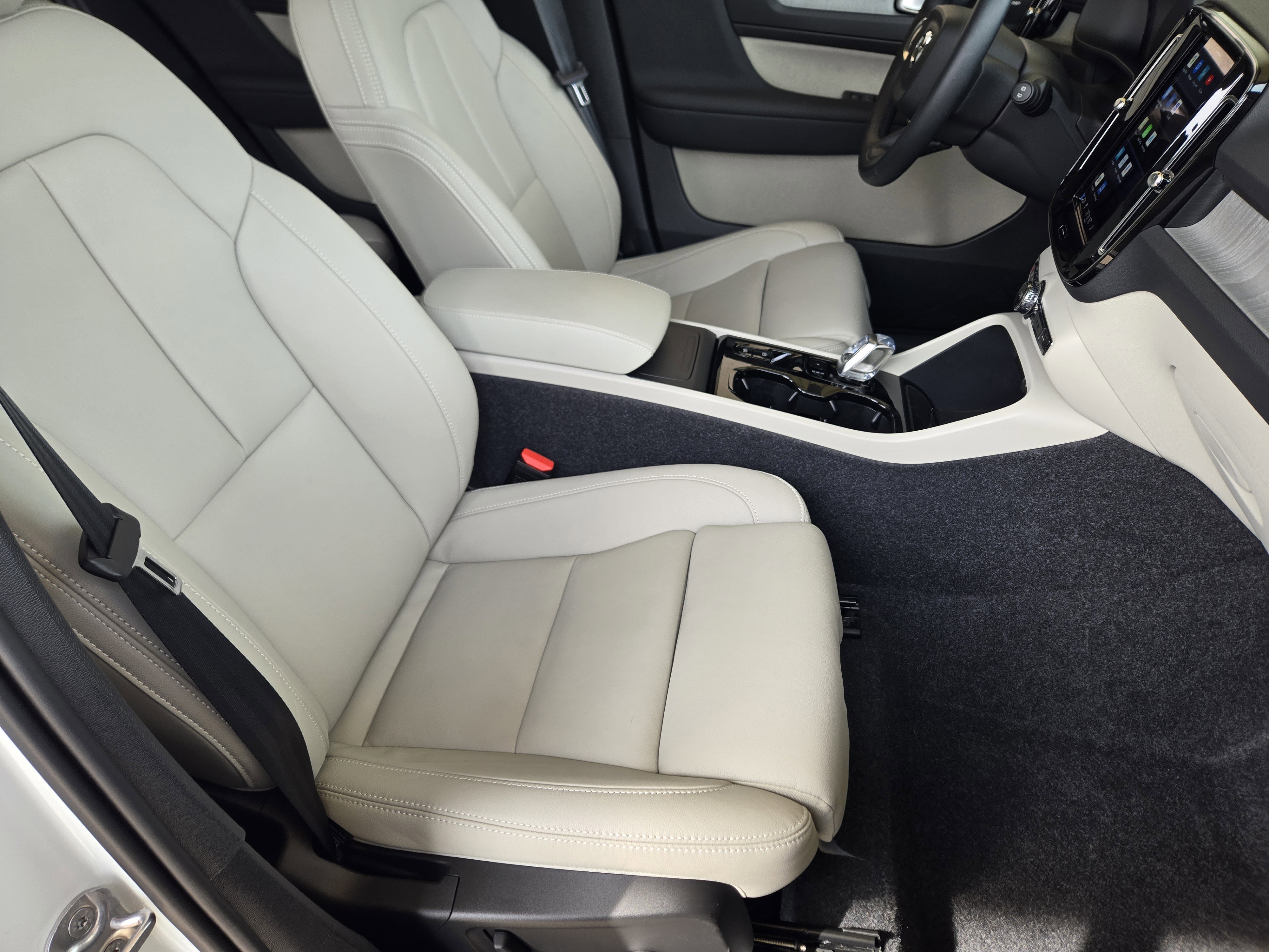 Used 2025 Volvo XC40 B5 Plus w/ Protection Package Premier image 21