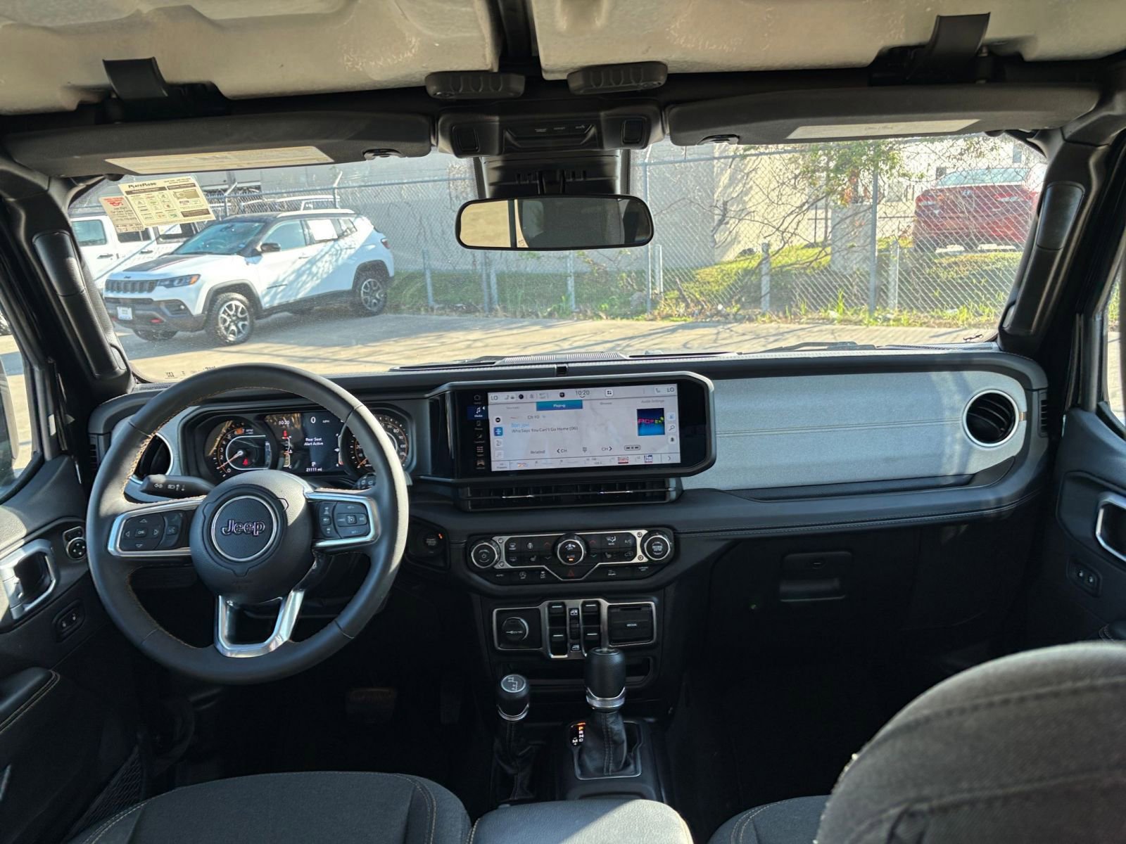 Used 2025 Jeep Wrangler Sahara image 32