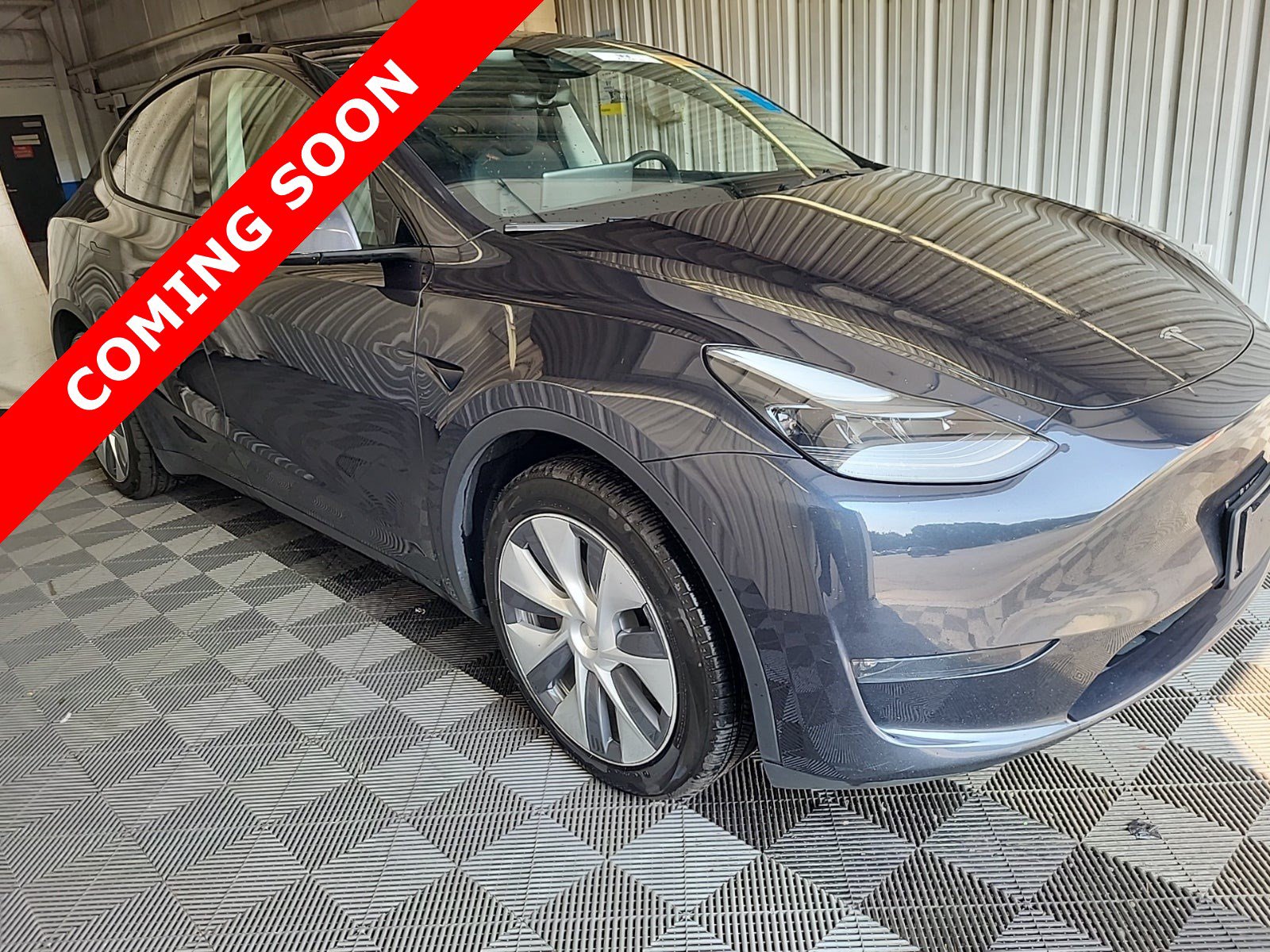 Used 2024 Tesla Model Y Long Range AWD/4WD image 3