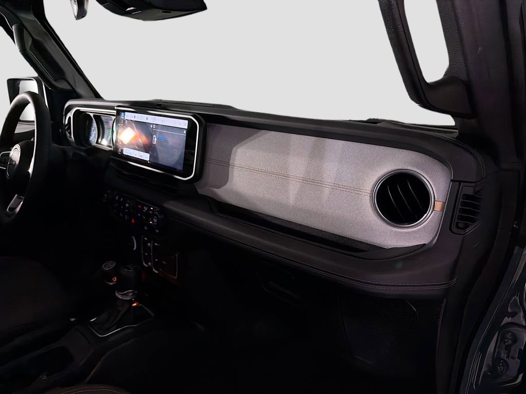 Used 2025 Jeep Wrangler Unlimited Sahara AWD/4WD image 32