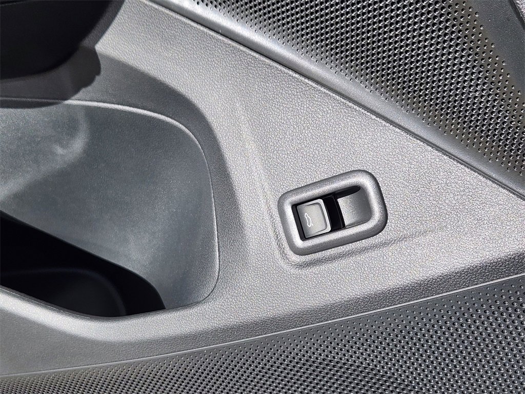 New 2025 Volkswagen Tiguan SE R-Line image 5